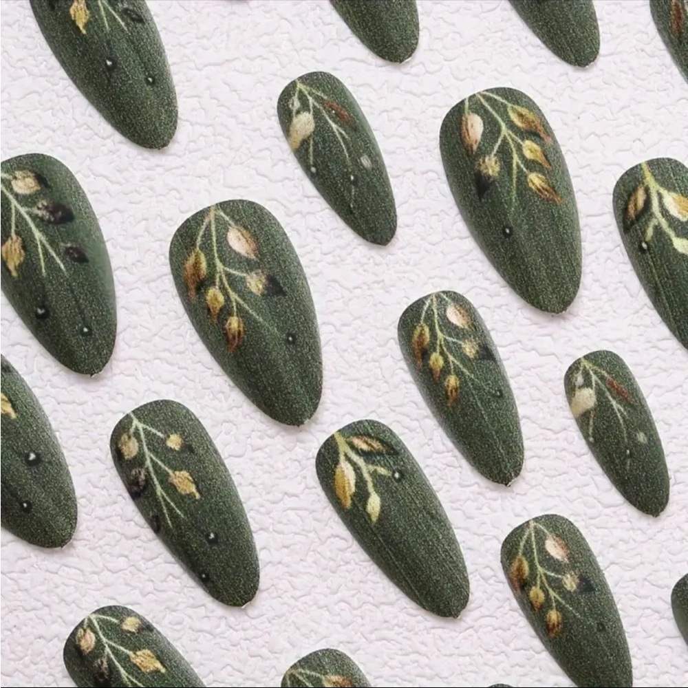 Elegant NWT Olive Green Nail Art with Gold Accents Green & Gold Leaf Press-On - Picture 2 of 6